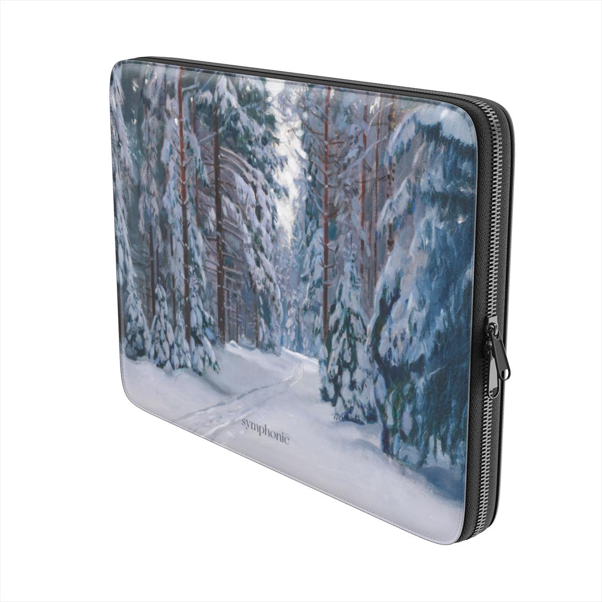 Verschneiter Waldweg - Laptop Sleeve